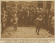 870735 Afbeelding van een kinderspel op het buurtfeest van de straatvereniging Lindestraat te Utrecht, georganiseerd ...